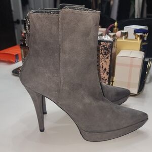 STUART WETZMAN NWT GRAY SUEDE PLATFORM BOOTIES W/ NON SKID SOLES SIZE 8